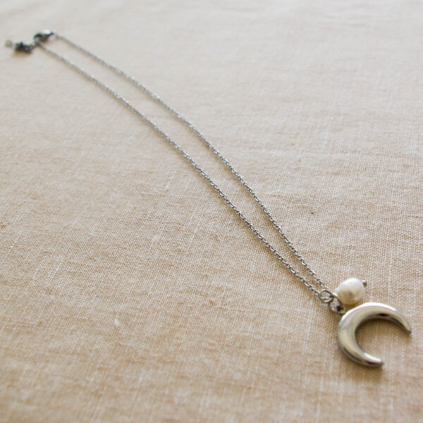 Collier Pendentif Lune Argenté & perle blanche – Image 2