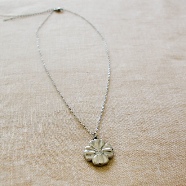 Collier Pendentif Fleur Argentée – Image 2